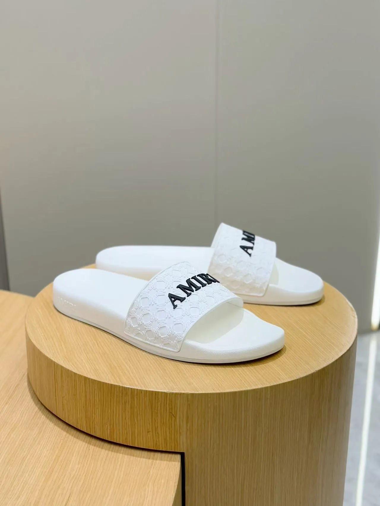[AMIRI* Emil] P: 300💰 Size: 39-45 Official website new original 1:1 AMIRI* Emil classic men's slippers, high-end boutique, original material, TPU upper, foam bottom, fine workmanship, casual, loose and comfortable, a must-have in summer.